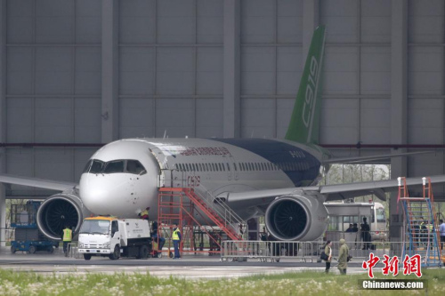 5月4日，一架國產大飛機C919在機庫內做首飛前最后的準備。中新社記者 張亨偉 攝